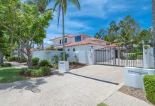 Townhouse close to cooling river