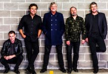 Massive night out for Mental as Anything
