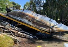 Boat wreck sails out of Noosa