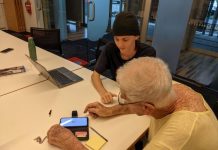 Teens help Noosa residents prepare vaccine certificates