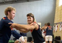 Play goes on despite conditions