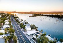 Thousands chase the sun at marathon