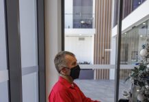 Blind pianist brings joy to Arcare