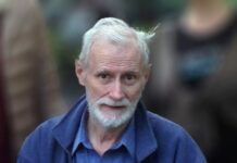 Noosa community pays tribute to former university lecturer Stephen Hooper