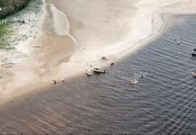 Teenager injured after hitting her head on Noosa River sandback